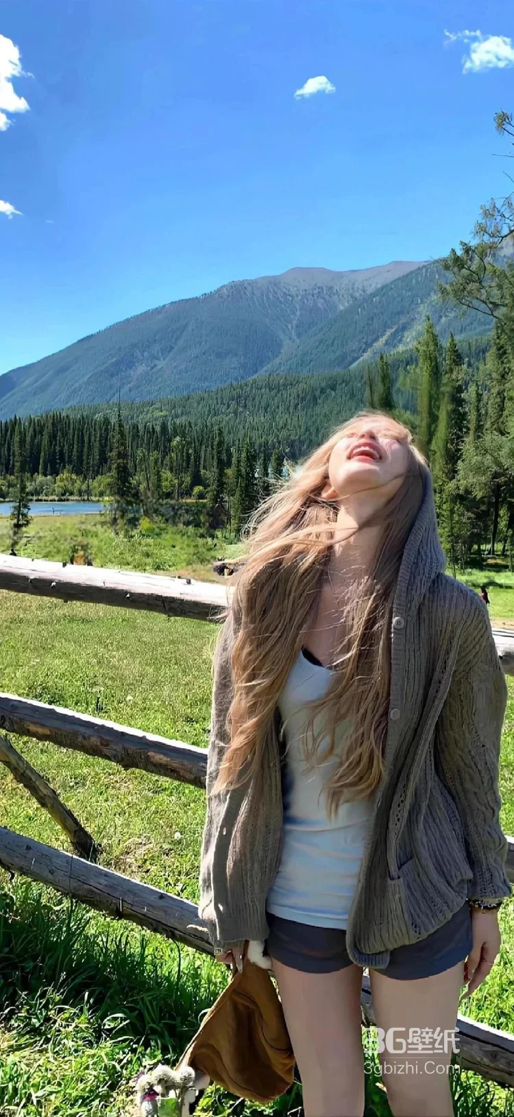 羽毛球“(adorned by the art of羽毛球)”